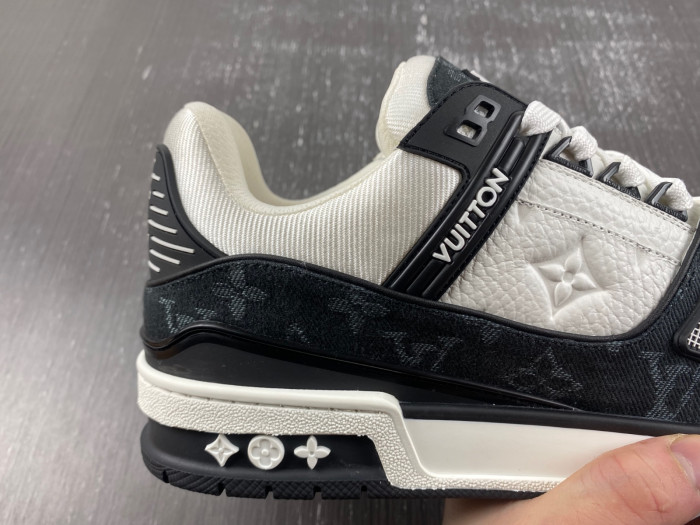 l**is V*t*n lv trainer
