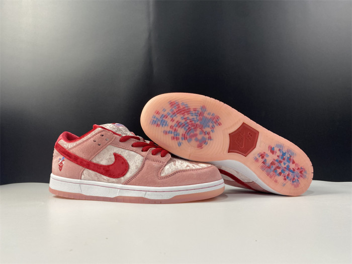 Nike SB Dunk Low StrangeLove Skateboards (Regular Box) CT2552-800