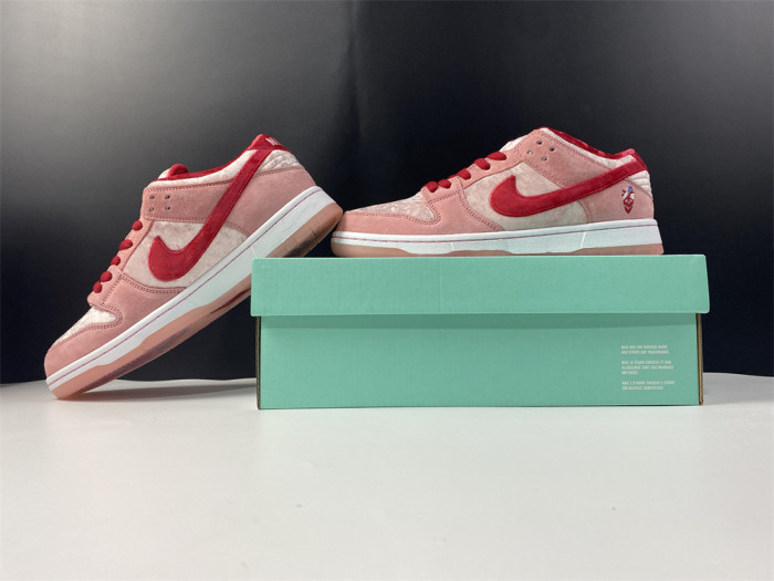 Nike SB Dunk Low StrangeLove Skateboards (Regular Box) CT2552-800
