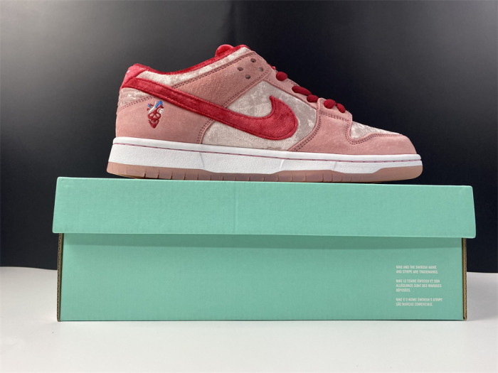 Nike SB Dunk Low StrangeLove Skateboards (Regular Box) CT2552-800