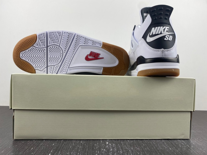 NIKE SB X AIR JORDAN 4 DR5415-100
