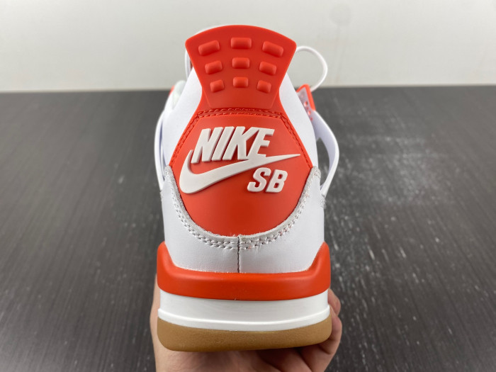 NIKE SB X AIR JORDAN 4 DR5415-108