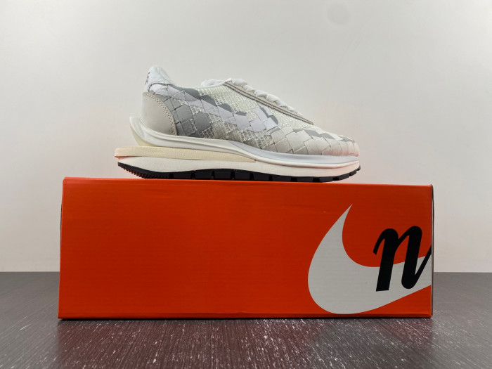 sacai xNike Waffle Woven Green Gusto DR5209-100