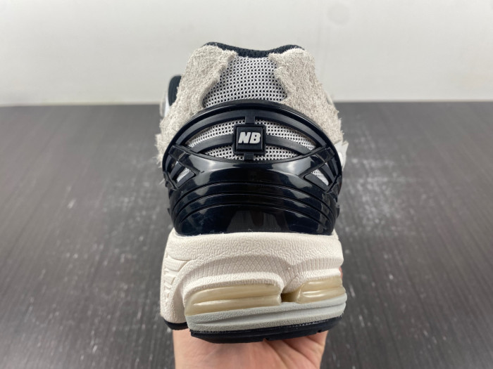 NEW BALANCE M1906DC