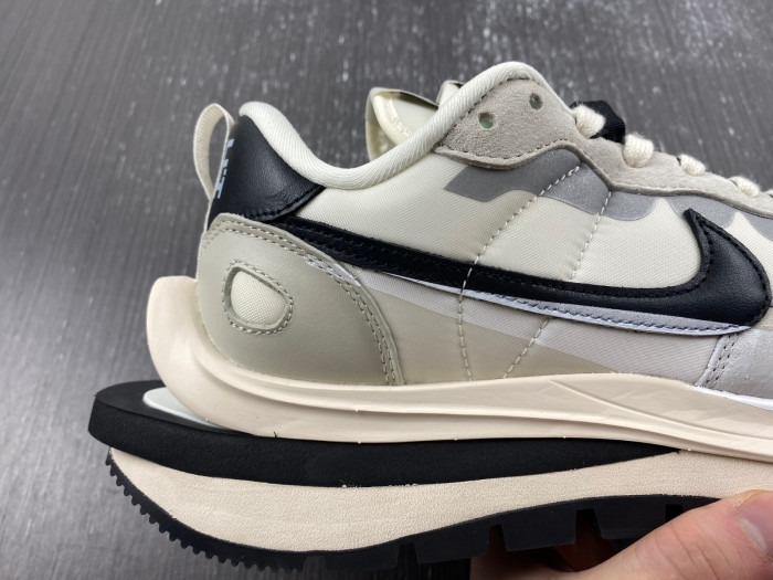 NIKE Sacai x VaporWaffle “Tour Yellow ” DD1875-101