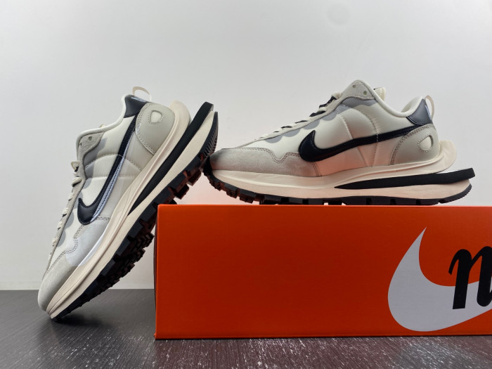NIKE Sacai x VaporWaffle “Tour Yellow ” DD1875-101
