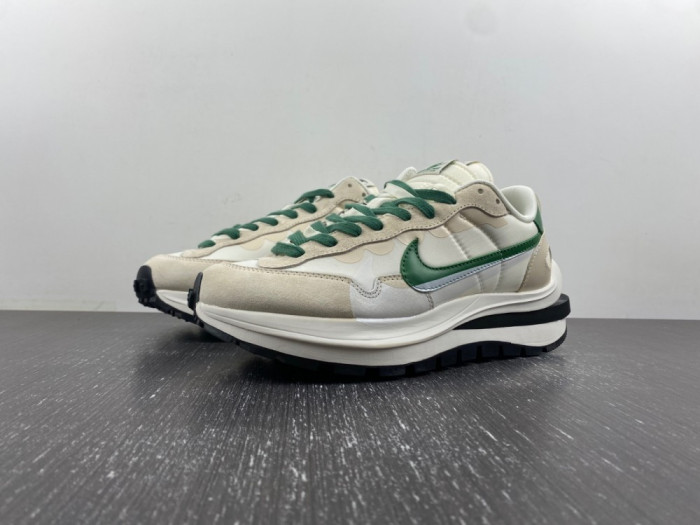NIKE Sacai x VaporWaffle “Tour Yellow ” DD1875-102