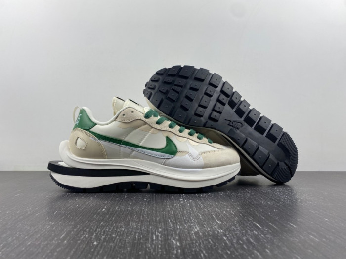 NIKE Sacai x VaporWaffle “Tour Yellow ” DD1875-102
