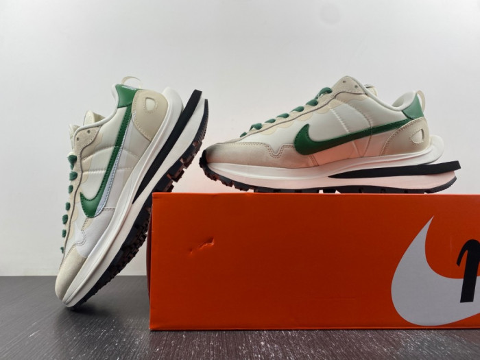 NIKE Sacai x VaporWaffle “Tour Yellow ” DD1875-102