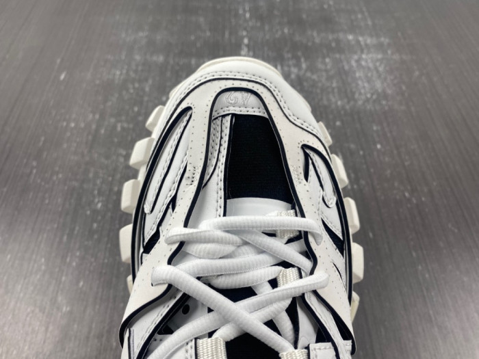 Ba*len*cia*ga track trainer