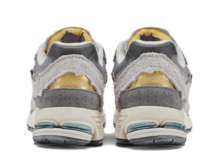 NEW BALANCE 2002R