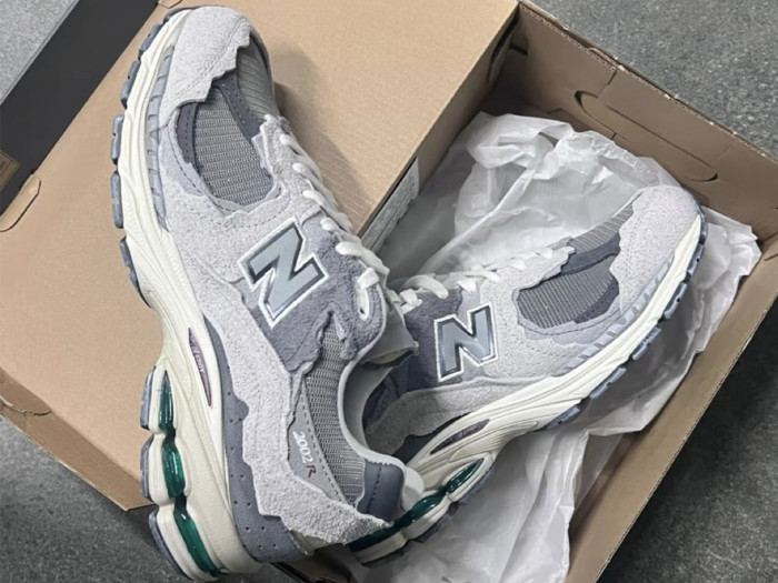 NEW BALANCE 2002R