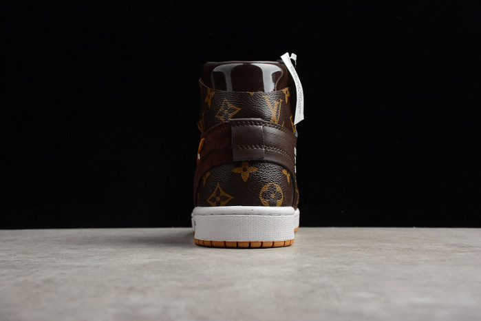 OFF–WHITE X NIKE AIR JORDAN 1S（WITH CASE）