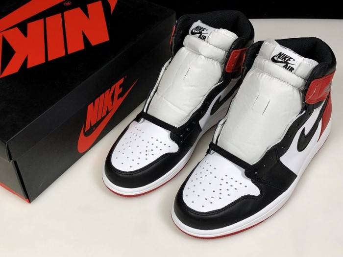 Jordan 1 Retro Black Toe (2016) 555088-125
