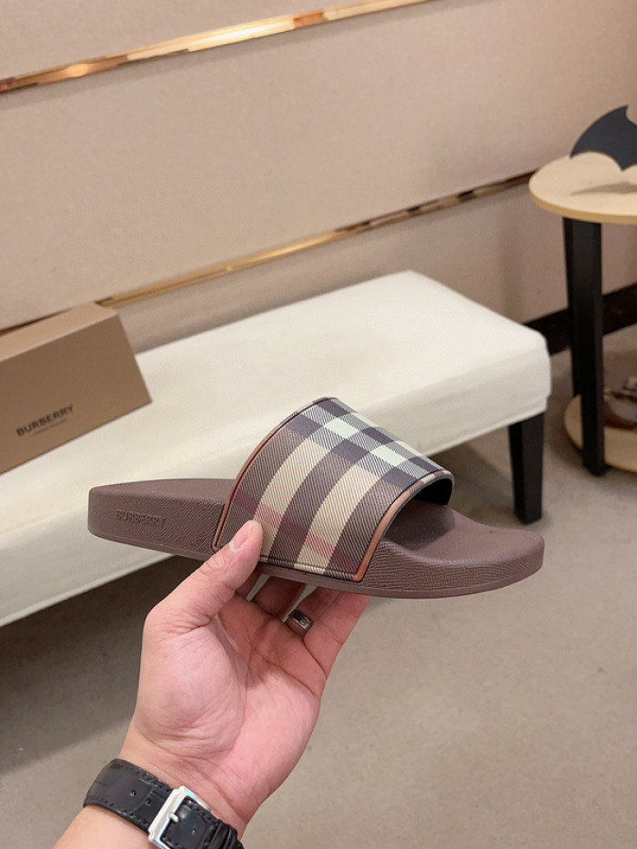 BURBERRY SLIDES